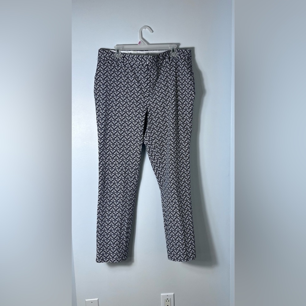 Crown & Ivy Navy & White floral Fan Print Capri. EXC